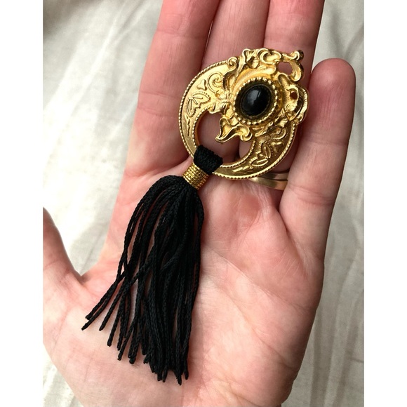Vintage Jewelry - Vintage Goldtone Tassel Brooch
